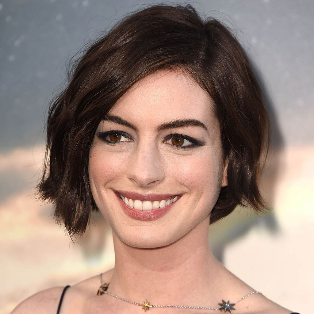 Anne Hathaway Hairstyles rocking a chic and short bob.